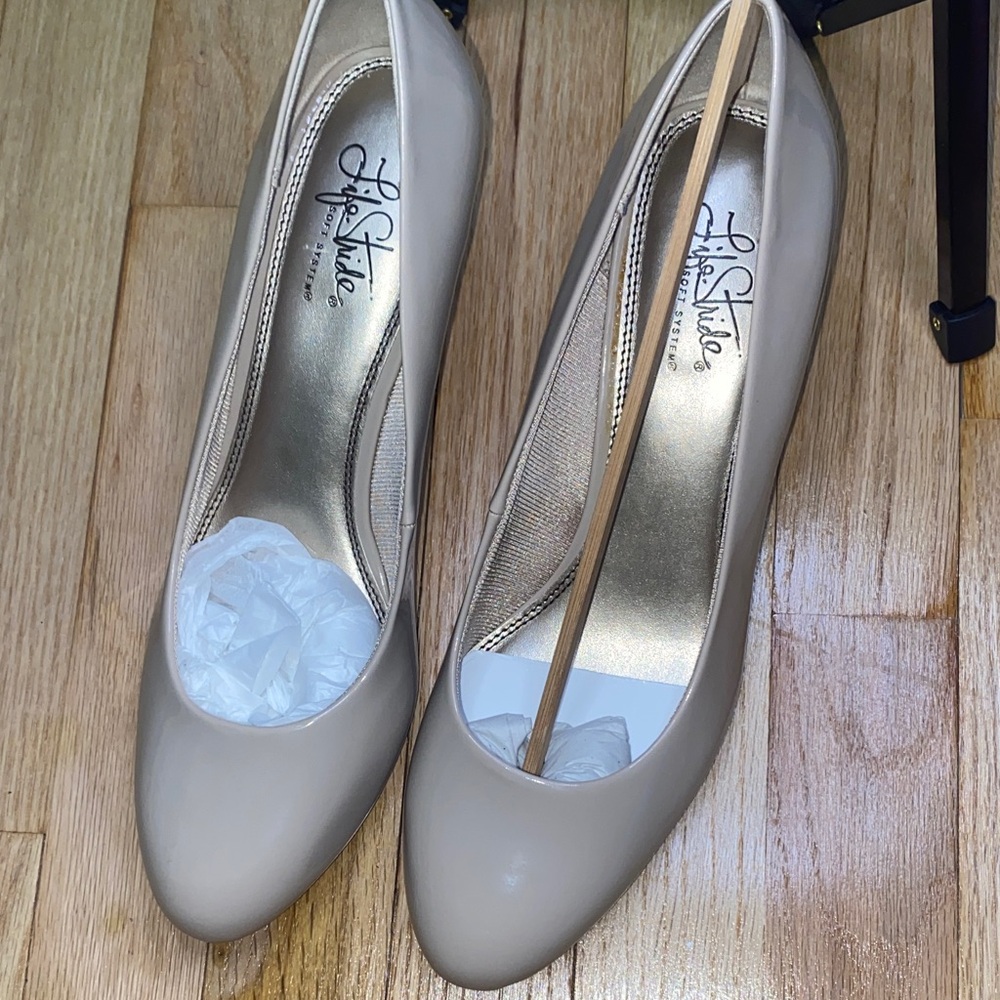 Life Stride Women's Taupe Heels